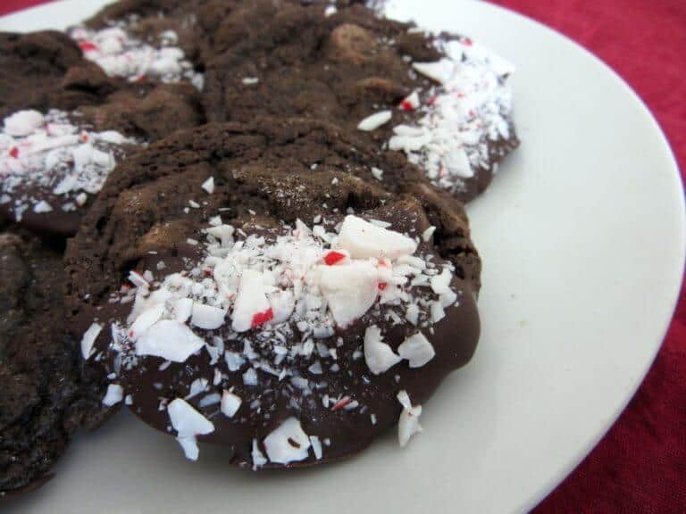 These peppermint mocha cookies get dunked in dark chocolate and crushed peppermint candy for even more deliciousness. #peppermint #mocha #cookies #christmascookies