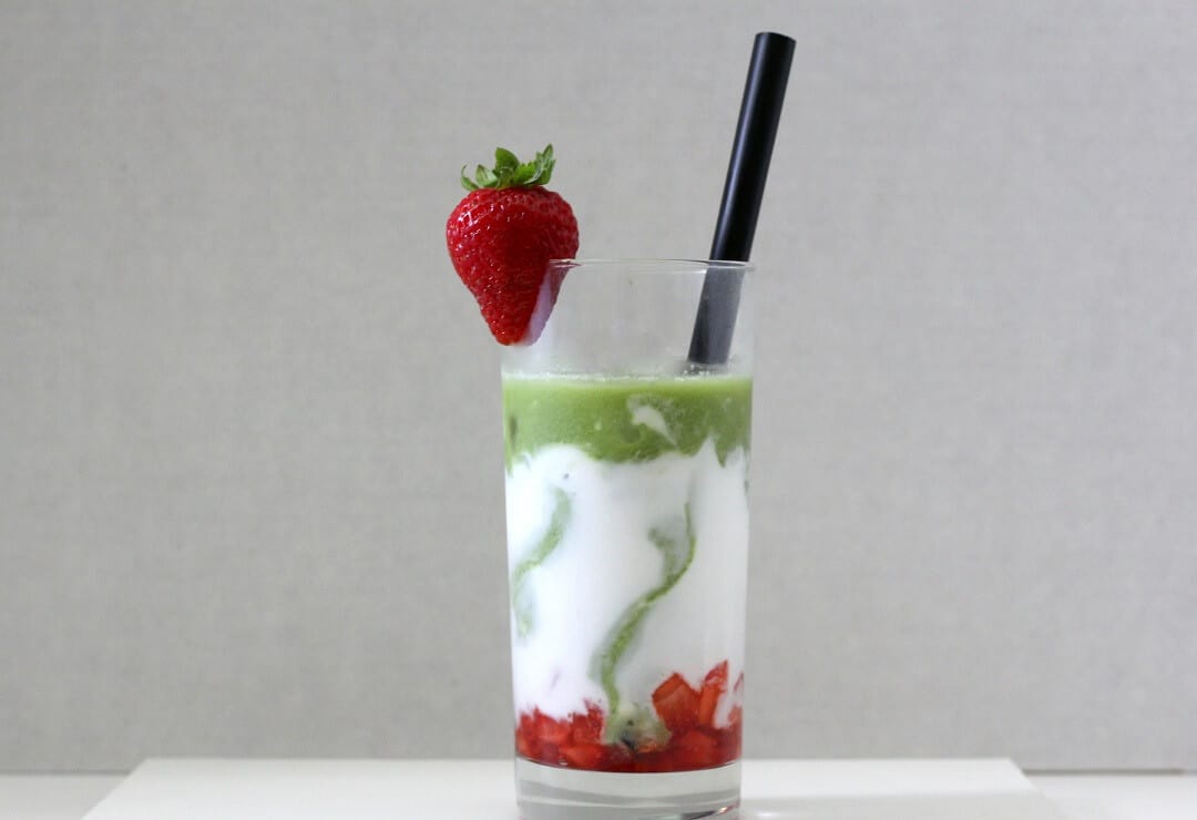 Love Boba Guys? Me, too. Here's an easy homemade version of their popular strawberry matcha latte. #strawberry #matcha #greentea #matchalatte
